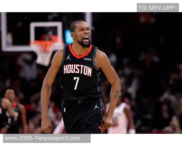 火箭队训练日常曝光杜兰特单打技艺提升申京专注低位技术磨练