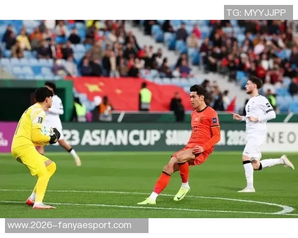 最后时刻U22国足角球争议鲍世蒙拔角旗杆遭黄牌处罚后幽默插回 最后时刻U22国足角球争议鲍世蒙拔角旗杆遭黄牌处罚后幽默插回